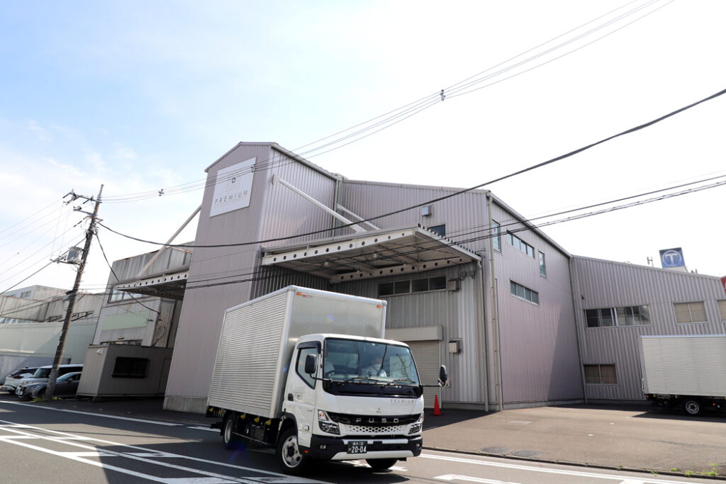 横浜本社倉庫から出発する自社トラック